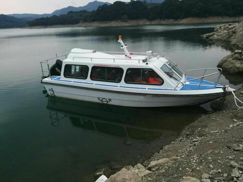 La barca ufficiale in vetroresina per il lancio 