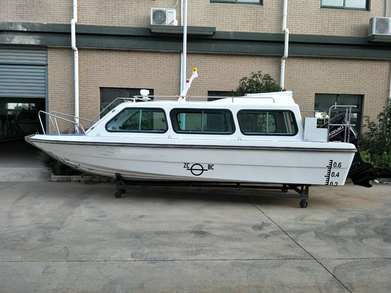 La barca ufficiale in vetroresina per il lancio 